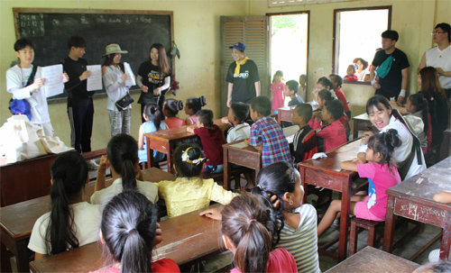 영남대 새마을국제개발학과 학생들은 올여름 방학 기간에 라오스 숨퉁주 코케어 초등학교를 찾아가 교육봉사 활동을 벌였다. 에티오피아, 캄보디아 등에서 활동한 학생들도 있다. 영남대 제공