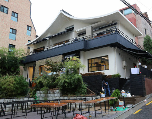 서울 강남구 논현동의 카페 ‘테스타로싸’ 건물. 다른 회사 사무실 입주를 앞두고 공사가 진행되고 있다.
