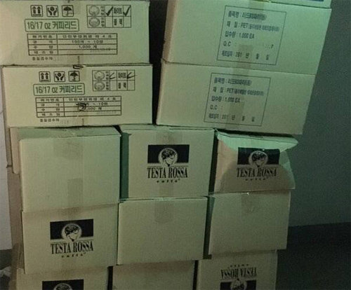 서울 강남구 논현동 최순실씨의 자택 지하주차장 한쪽에 쌓여 있는 물품 박스들. 박스에는 카페 ‘테스타로싸’ 로고와 상호가 인쇄돼 있다.