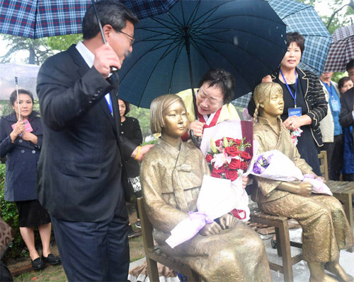 일본군 위안부 피해자인 이용수 할머니(가운데)가 22일 중국 상하이사범대 교정에 설치한 중국의 첫 일본군 위안부 소녀상을 살펴보고 있다. 경기 화성시 제공