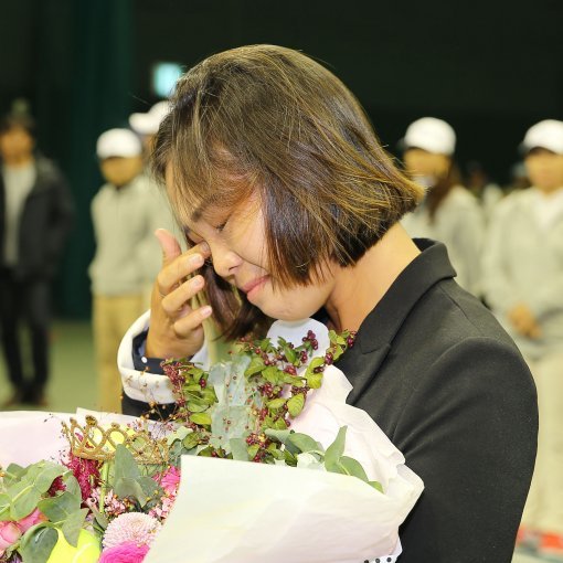 은퇴식에서 눈물 흘리고 있는 이예라