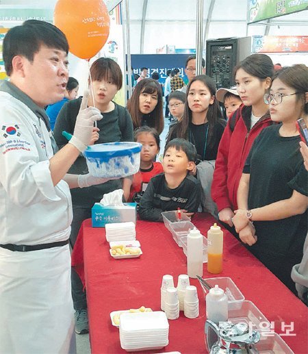 “분자요리는 이런 것이에요” 22일 개막한 대전사이언스페스티벌 주제전시관에 마련된 사이언스 푸드존에서 최상현 셰프(왼쪽)가 관람객들에게 분자요리에 대해 설명하고 있다. 사진은 망고즙으로 만든 노른자. 이기진 기자 doyoce@donga.com