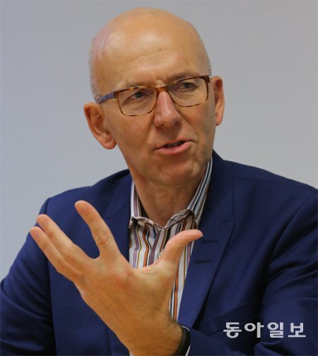 ‘불안의 사회학’으로 유명한 사회학자 하인츠 부데 독일 카셀대 교수는 “불안으로부터 해방시켜 주겠다는 정치 선동가들을 경계해야 한다”고 지적했다. 원대연 기자 yeon72@donga.com