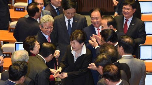 본회의장 나가는 朴대통령 박근혜 대통령이 24일 국회 시정연설을 마친 뒤 새누리당 의원들과 인사를 나누며 본회의장을 나가고 있다. 그러나 야당 의원들은 박수도 치지 않는 등 냉랭한 반응을 보였다. 국회사진기자단