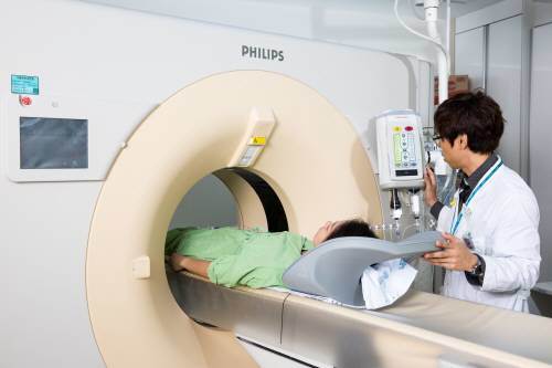 필립스의 반복재구성 기술 IMR이 적용된 CT 장비로 촬영하고 있는 모습. 흉부 CT의 경우 기존에는 6∼7mSv의 방사선이 필요했지만, IMR 기술을 활용하면 0.05mSv 정도의 방사선으로도 기존과 비슷하거나 더 나은 영상을 얻을 수 있다. 필립스 제공