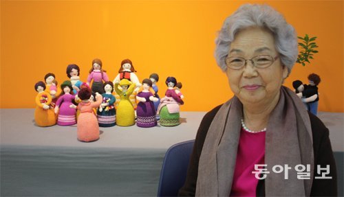뜨개인형 작가인 정을섭 할머니. 정 할머니는 최근 춘천시립도서관에서 자신의 두 번째 전시회를 열었다. 이인모 기자 imlee@donga.com