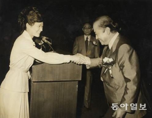 구국단체결연 단합대회에서 박근혜 양이 단체대표들을 격려하고 있다.(1976년9월21일) / 뒷쪽 가운데가 최태민 대한구국선교단 총재