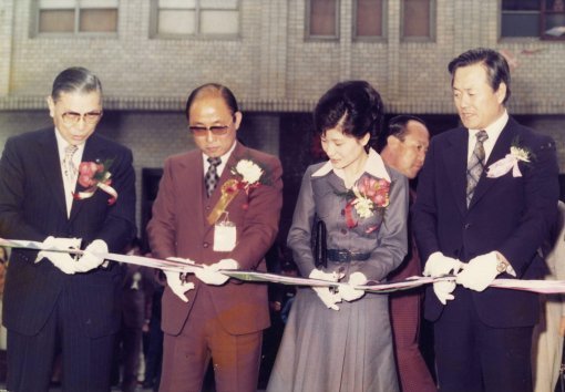 1977년 한 경로병원 개원식에 참석한 당시 박근혜 영애와 최태민 대한구국봉사단 총재(왼쪽에서 두 번째).