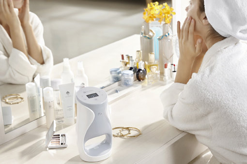 내 피부의 특성과 원하는 상태에 맞춰 2000여 가지 조합 중 최적의 스킨케어 제품을 고를 수 있는 뉴스킨 ‘에이지락 미’. 사진제공 ｜뉴스킨