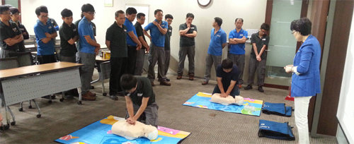 두산인프라코어에서 협력업체 근로자들이 심폐소생술 교육을 받고 있는 모습. 두산인프라코어 제공