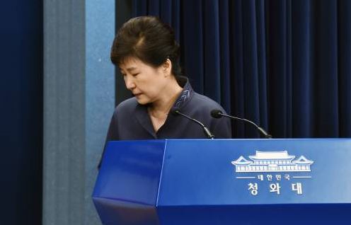박근혜 대통령이 25일 청와대에서 대국민 사과를 한 뒤 회견장을 떠나고 있다. 청와대사진기자단