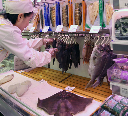 이마트 매장에서 점원이 매대의 반건조 생선을 진열하고 있다. 조리가 간편하고 가격 변동이 작다는 장점 때문에 반건조 생선 시장은 커지고 있다. 이마트 제공