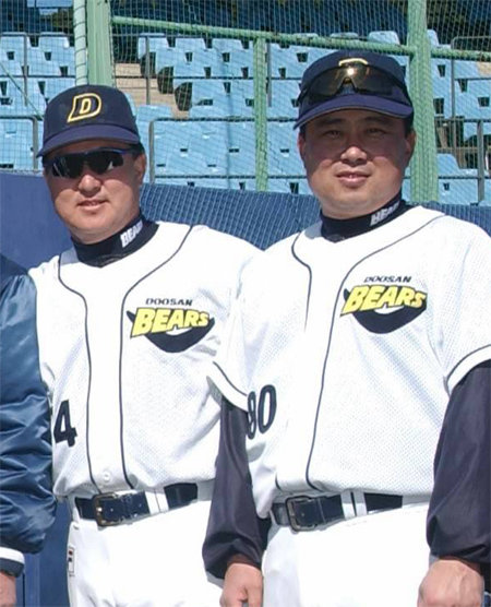 2004년 두산에서 감독과 코치로 함께했던 김경문 NC 감독(왼쪽)과 김태형 두산 감독. 두산 제공
