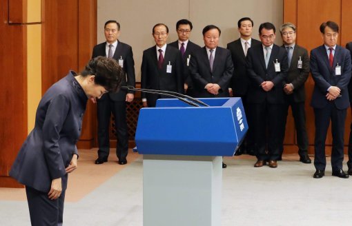 박근혜 대통령은 25일 대통령 비서실 간부들이 지켜보는 가운데 최순실 씨의 국정 개입 의혹에 대해 대국민 사과를 했다.