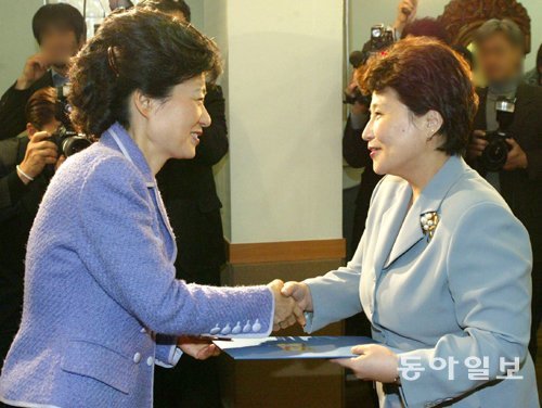 2005년 박근혜 당시 한나라당 대표와 함께한 전여옥 당시 당 대변인. 동아일보DB
