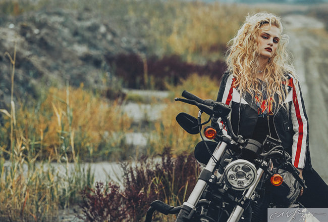 스포티 무드를 연출하는 레드 스트라이프 라이더 재킷 98만9천원 마쥬. 레터링 티셔츠 스타일리스트 소장품. 하이웨이스트 팬츠 5만9천원 자라. 실버 초커, 롱 네크리스 가격미정 모두 엠주.