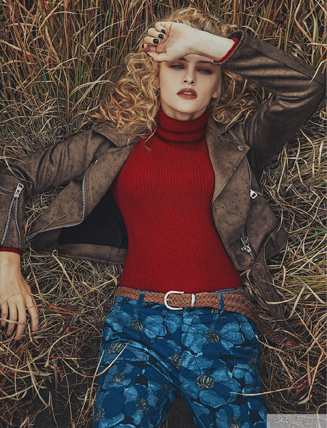 스웨이드 소재로 유연한 착용감을 선사하는 라이더 재킷 9만9천원 자라. 터틀넥 톱 21만5천원 세컨플로어. 플라워 패턴 팬츠 43만8천원 에센셜. 꼬임 가죽 벨트 스타일리스트 소장품.