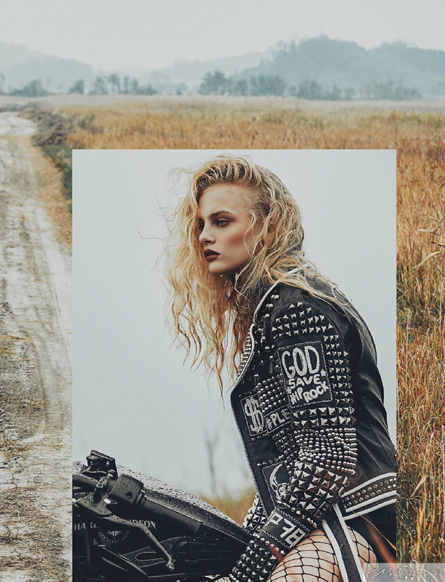 볼드한 스터드 장식이 압도적인 라이더 재킷 가격미정 필립플레인. 터틀넥 니트 가격미정 코스. 쇼츠, 메시 스타킹 모두 스타일리스트 소장품.