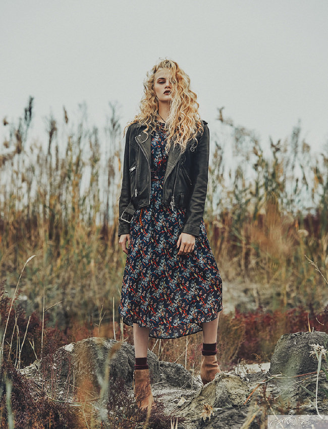 빈티지한 가죽 라이더 재킷 78만5천원 올세인츠. 에스닉 패턴 원피스 51만8천원 에센셜. 네크리스, 삭스 모두 스타일리스트 소장품. 앵클부츠 가격미정 알도.