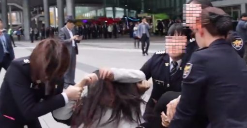 朴대통령 방문 부산서 “박근혜 하야 ·최순실 구속” 기습 시위 /유튜브 영상 캡처.