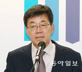 檢, 입국 고영태 더블루케이 이사 밤늦게 불러 조사… 이승철 전경련 부회장도 28일 소환