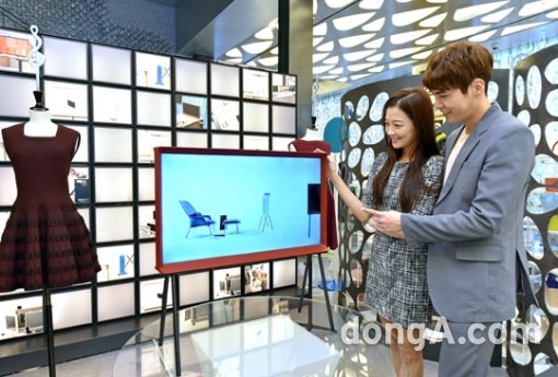 삼성전자가 국내에서 큰 인기를 끌고 있는 세리프 TV 레드 컬러 모델을 출시했다.