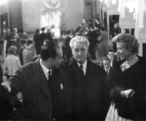 미국 중앙정보국(CIA) 문화 선전전의 핵심이었던 마이클 조셀슨(왼쪽)과 세계문화자유회의의 ‘간판’ 인 작곡가 니콜라스 나보코프와 그의 아내 마미클레르. 그린비 제공