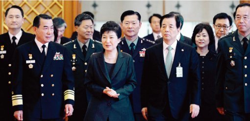 박근혜 대통령이 10월 26일 청와대에서 군 장성 진급 및 보직 변경 신고를 받은 뒤 환담장으로 이동하고 있다. [청와대사진기자단]
