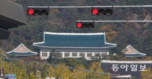 30일 서울 종로구 세종로 사거리 부근 빨간불이 켜진 신호등 너머로 청와대가 보이고 있다. 박영대 기자