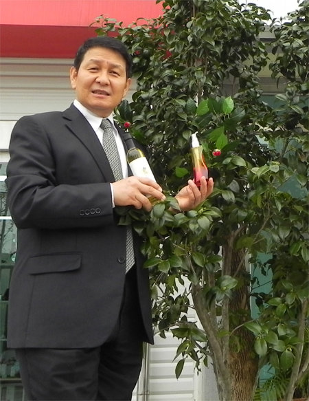 31일 경남 통영시 한국동백연구소 앞에서 박원표 대표가 동백나무 옆에서 포즈를 취하고 있다. 1997년 한국동백연구소를 세운 그는 20년째 동백 씨앗 사업화에 매진하고 있다. 한국동백연구소 제공