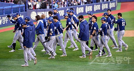 30일 서울 잠실야구장에서 ‘2016 타이어뱅크 KBO 리그’ 한국시리즈 2차전 NC다이노스와 두산베어스 경기가 열렸다. 1-5로 패하며 시리즈 전적 2패를 기록한 NC 선수들이 경기장을 빠져나가고 있다. 잠실 | 김종원기자 won@donga.com