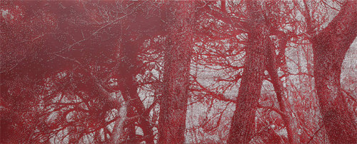 유봉상 작가의 ‘PIN 20090990’(2009년). 붉은 칠을 한 목판 위에 작은 못을 촘촘히 박아 넣은 뒤 머리 부분을 갈아내 형성한 음영으로 나무숲의 윤곽을 끌어냈다. 성북구립미술관 제공
