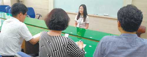 수시 구술면접 시즌을 맞아 고교에서 고3 재학생을 대상으로 모의면접을 실시하고 있다. 서울 용화여고 제공