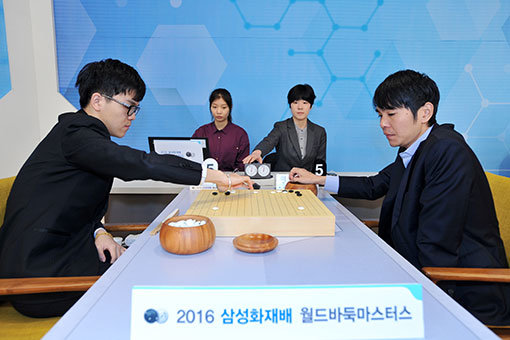 1일 대전 삼성화재 유성연수원에서 열린 삼성화재배 월드바둑마스터스 준결승2국에서 커제 9단이 착점하는 모습을 이세돌 9단(오른쪽)이 바라보고 있다. 사진제공 ㅣ 한국기원