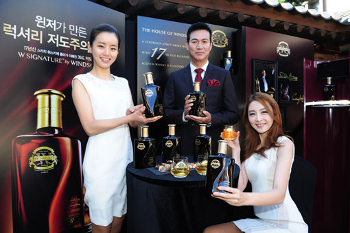 조길수 디아지오코리아 대표(가운데)와 모델들이 1일 서울 안국동 윤보선 고택에서 ‘윈저 더블유 시그니처’를 선보이고 있다. 사진제공｜디아지오코리아
