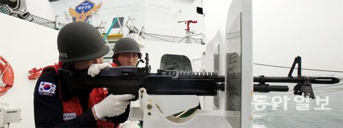 1일 서해에서 불법 조업 단속에 폭력 저항하는 중국 어선을 향해 해경이 처음으로 공용화기인 M60 기관총을 발사했다. 사진은 지난달 12일 해경이 M60기관총 사격 훈련을 하는 모습이다. 동아일보DB