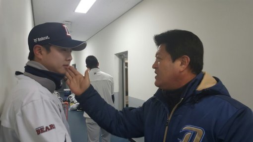 NC 유영준 스카우트 팀장(왼쪽)이 1일 한국시리즈 3차전을 앞두고 두산 덕아웃을 찾았다. 이수중-장충고 감독 시절 길러낸 제자들을 만나기 위해서였다. 박건우(오른쪽)와 안부를 물으며 제자의 볼을 쓰다듬고 있는 유 팀장. 마산 | 고봉준 기자