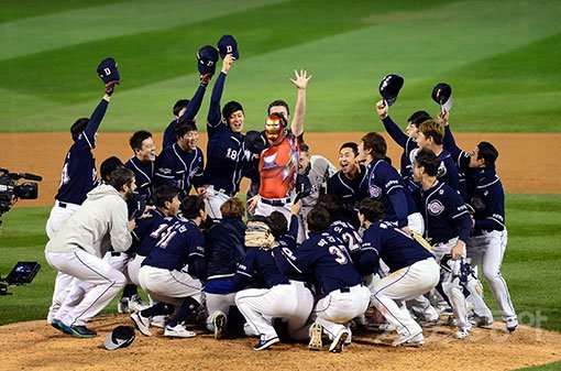 2일 창원시 마산야구장에서 ‘2016 타이어뱅크 KBO 리그‘ 한국시리즈 4차전 두산베어스와 NC다이노스 경기가 열렸다. 8-0 승리를 거두며 시리즈 전적 4전 전승으로 2년 연속 우승을 차지한 두산 선수들이 환호하고 있다. 마산 | 김종원기자 won@donga.com