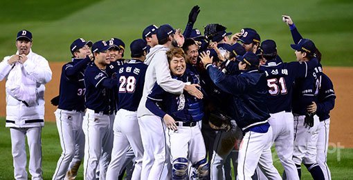 2일 창원시 마산야구장에서 ‘2016 타이어뱅크 KBO 리그‘ 한국시리즈 4차전 두산베어스와 NC다이노스 경기가 열렸다. 8-1 승리를 거두며 시리즈 전적 4전 전승으로 2년 연속 우승을 차지한 두산 선수들이 환호하고 있다. 마산 | 김종원기자 won@donga.com