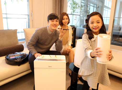 2일 오전 서울 강남구 도곡동 힐스테이트 갤러리에서 모델들이 SK텔레콤 ‘지능형 스마트 홈 서비스’를 선보이고 있다. 사진제공｜SK텔레콤