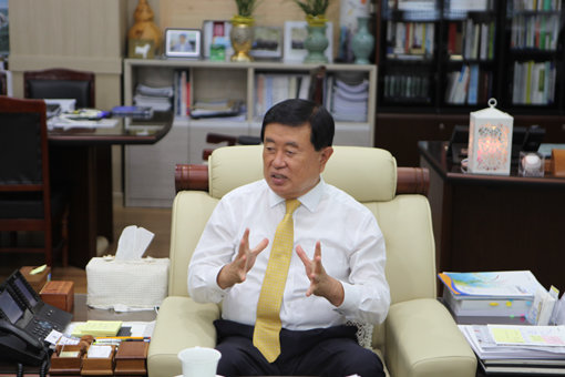 이동진 진도군수는 “진도는 멋과 맛을 즐길 수 있는 곳”이라면서 “군민의 행복한 삶이 그 바탕이 될 것이다”고 말한다. 사진제공｜진도군청