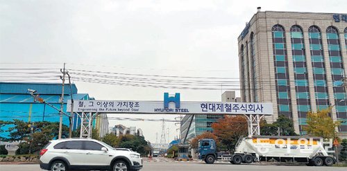 2013년 3월 인천 동구 주민과 폐열 무상공급 협약을 체결한 뒤 이를 지키지 않아 빈축을 사고 있는 현대제철 인천공장. 현대제철은 협약을 무시한 채 인천종합에너지에 폐열을 판매한 것으로 알려져 주민들의 공분을 사고 있다. 김영국 채널A 스마트리포터 press82@donga.com