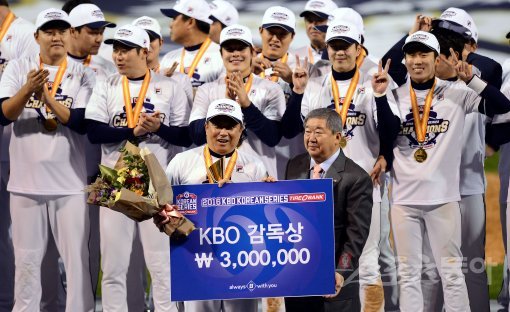 KBO 감독상을 수상한 두산 김태형 감독(앞줄 왼쪽)이 구본능 KBO 총재와 기념촬영을 하고 있다. 마산 ｜ 김종원 기자 won@donga.com