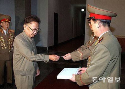 2009년 3월 최고인민회의 대의원 선거에 나선 김정일이 투표용지를 받고 있는 모습. 동아일보DB