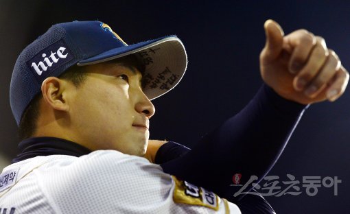 2일 창원 마산야구장에서 ‘2016 타이어뱅크 KBO리그’ 두산 베어스와 NC 다이노스의 한국시리즈 4차전 경기가 열렸다. 나성범의 모자에 ‘모든걸 하나님께 맡긴다’라는 문구가 적혀 있다. 마산 | 김민성 기자 marineboy@donga.com