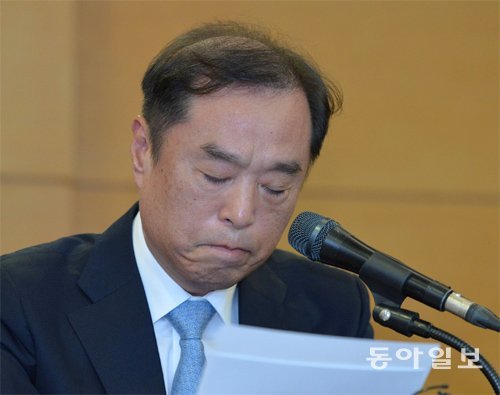 말 잇지 못하고… 김병준 국무총리 후보자가 3일 서울 종로구 금융감독원 연수원에서 열린 기자간담회에서 총리직을 수락한 배경을 설명하던 중 눈시울이 붉어진 채 잠시 말을 잇지 못하고 있다. 김경제 기자 kjk5873@donga.com