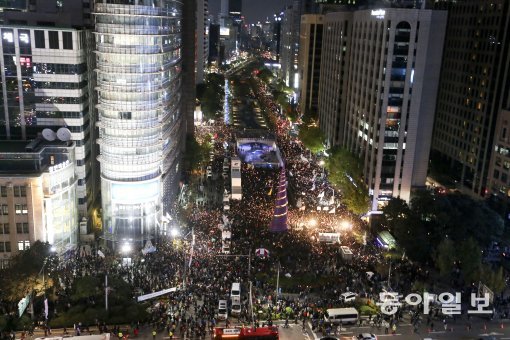 지난달 29일 오후 청계광장에서 최순실씨 파문과 관련 박근혜 대통령의 퇴진을 요구하는 촛불집회가 열렸다. 동아일보DB