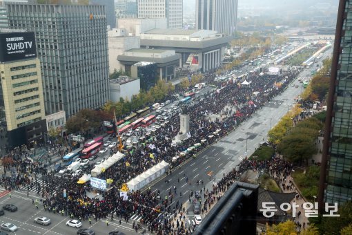 5일 오후 서울 광화문광장에서 백남기씨 장례식이 진행되고 있다. 신원건 기자 laputa@donga.com