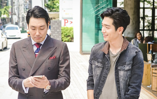 드라마 ‘안투라지’의 한 장면. 요즘 가장 뜨거운 배우들인 조진웅(왼쪽)과 서강준이 출연해 방영 전부터 큰 화제를 모았다.tvN 제공