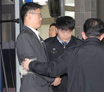 공무상 비밀누설 등의 혐의로 체포된 정호성 전 청와대 부속비서관(왼쪽). 사진공동취재단